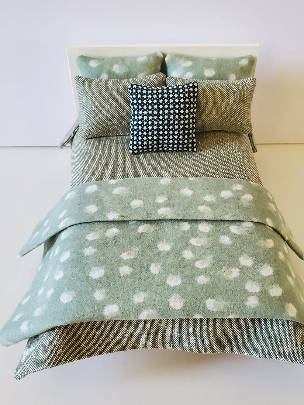 Miniature Dollhouse 1:12 Scale Bedding Set Green
